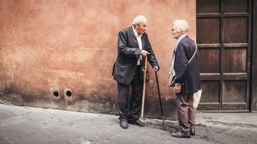 Dos personas mayores hablando en la calle